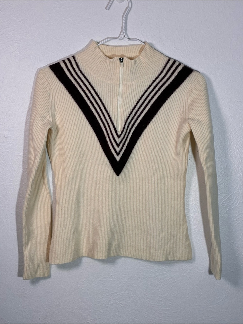 Sweaty Betty 4-6 Cream Zip-Front Turtleneck with Black Chevron